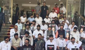 Opponents protested the action against Rahul Gandhi by tying black masks on their faces