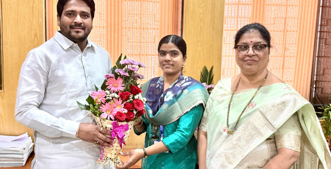 Youth Congress honours woman with bouquet on Women's Day
