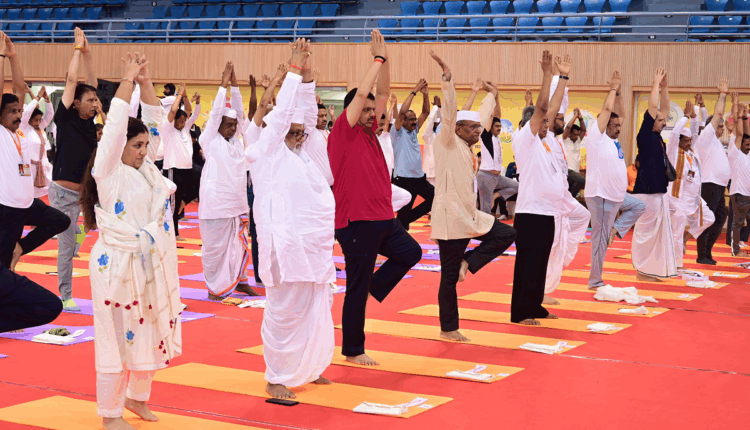 pune cm devendra fadnavis on yoga day wari 2025