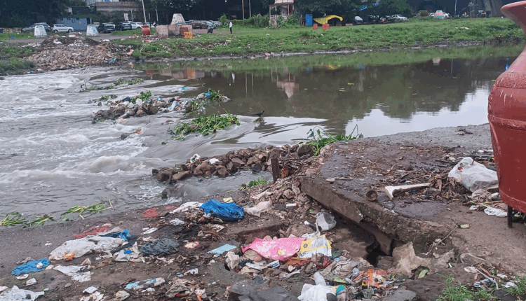 pune siddheshwar ghat bridge debris in river