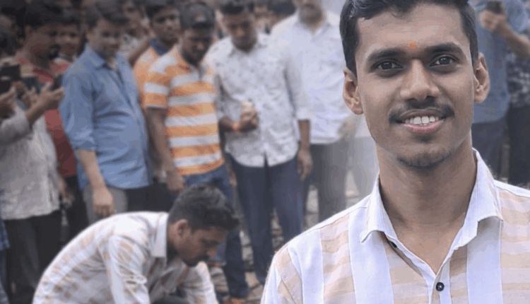 mayur nivangune helped epileptic patient on road pune﻿