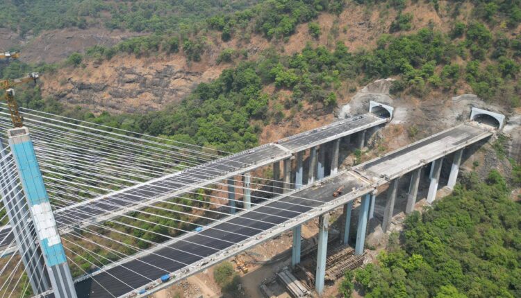 मुंबई-पुणे प्रवासात २५ ते ३० मिनिटांची बचत होणार असून १८२ मीटर उंच केबलस्टेड पूल आणि भव्य बोगदे या प्रकल्पाचे मुख्य आकर्षण ठरले.