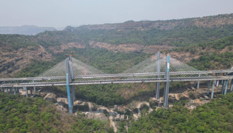 मुंबई-पुणे एक्स्प्रेसवेवरील भव्य ‘कनेक्टिंग लिंक’ प्रकल्पाचे लोकार्पण करताना मुख्यमंत्री देवेंद्र फडणवीस. १८२ मीटर उंच केबलस्टेड पूल, आशियातील रुंद बोगदे आणि ३० मिनिटांची वेळ बचत करणारा हा प्रकल्प सध्या सर्वांचे लक्ष वेधून घेत आहे.