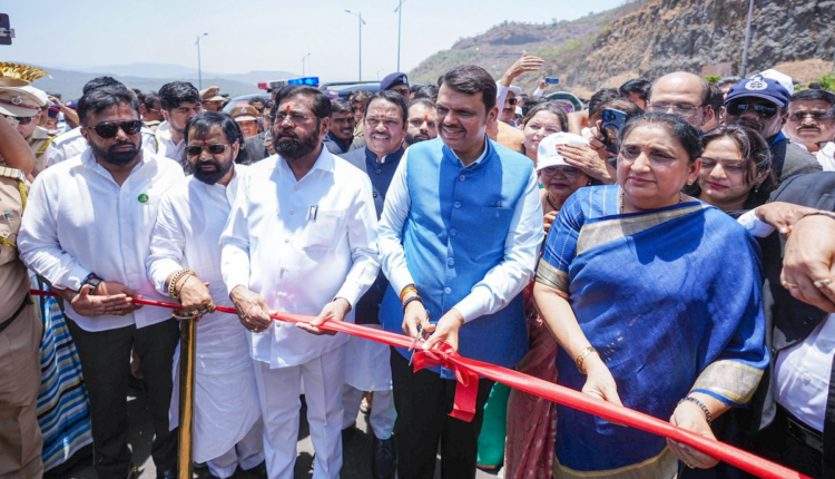 मुंबई-पुणे प्रवासाला नवी गती! मुख्यमंत्री देवेंद्र फडणवीस यांच्या हस्ते ‘कनेक्टिंग लिंक’चे उद्घाटन करण्यात आले. यावेळी उपमुख्यमंत्री एकनाथ शिंदे, सुनेत्रा पवार यांच्यासह अन्य मान्यवर उपस्थित होते.
